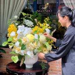 Bình hoa tông vàng mix trắng, xanh lá