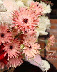 Giỏ hoa tông đỏ mix hồng