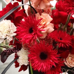 Bình hoa tông đỏ nâu mix đen: Lan Hồ Điệp mix hồng Ecuador