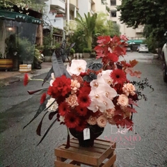 Bình hoa tông đỏ nâu mix đen: Lan Hồ Điệp mix hồng Ecuador