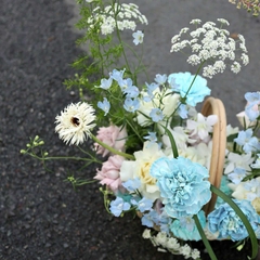 Giỏ hoa tông xanh dương