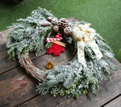 Vòng nguyệt quế chuông nơ phủ tuyết