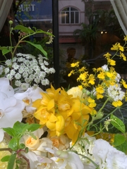 Bình hoa tông vàng mix trắng, xanh lá