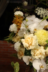 Bình hoa tông vàng mix trắng, xanh lá