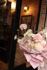 Bó hoa tông hồng: cúc mẫu đơn mix lan hồ điệp