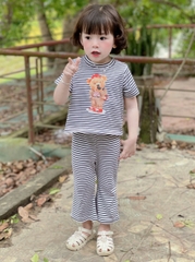 Bộ kẻ đen trắng gấu mũ đỏ bé gái VNXK