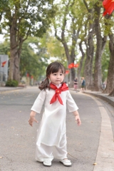 BT555- Bộ áo dài trắng bé gái tặng kèm tag cài + khăn thêu đỏ