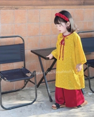 SETKIS061-Set áo dài bé gái màu vàng viền đỏ chất lụa kèm mấn