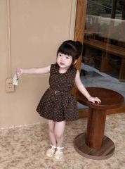 CB327- Váy chấm bi nâu sát nách kèm đai bé gái