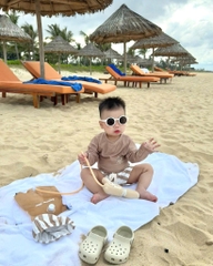 BT335- Bộ bơi bé trai kèm mũ kẻ màu nâu