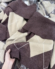 A433-Áo len dài tay trễ vai hoạ tiết quả trám nâu be