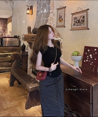 Set1034-Set áo thun đen phối chân váy midi kẻ có xẻ sau
