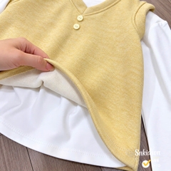 damgai23-set 3 món áo giLe vàng phối quần kẻ loe kèm áo thun trắng cho bé gái 12-33kg)