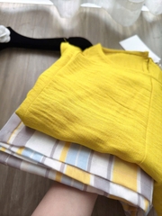 Set563- Set áo đũu vàng mix quần kẻ suông tặng kèm chun tóc