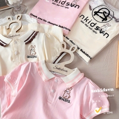 Bt831- Đầm polo xếp ly chân bé trai thêu thỏ