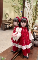 BT748-Áo dài cách tân bé gái phối ren tặng kèm bờm tóc 2 màu đỏ hồng