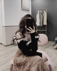 Áo trễ vai đen viền nơ