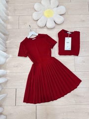 DA138- Váy xếp ly dáng ngắn vải len tăm đỏ