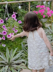 Đầm ren cổ yếm bé gái màu trắng