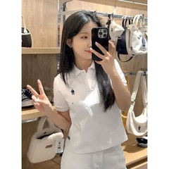 A574-Áo polo trắng thêu gấu hàng nhà máy đủ tem