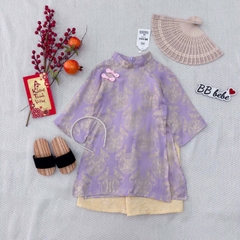 Bt787-Bộ áo dài bé gái cách tân màu tím quần vàng đính cúc bọc TẶNG KÈM BỜM MAI LINH KI