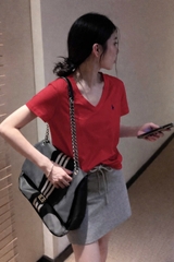 A513-Áo thun đỏ cộc tay cổ V thêu ngựa