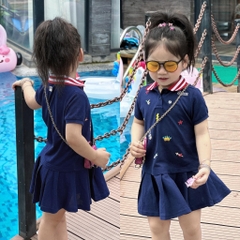 DAMKID008- Đầm polo xanh than cổ sọc hoạ tiết thêu trẻ em VNXK