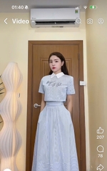 SET350-Set đồ nữ áo kẻ dáng lửng thêu chữ phối chân váy midi