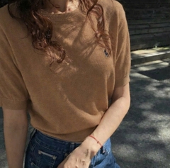 A515-Áo len cộc tay dệt kim màu nâu thêu ngựa mẫu mới 2026