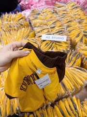 BT456- Bộ ao cotton Unive vàng mix quần cua màu nâu