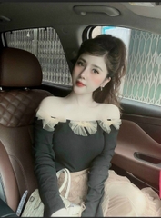 Áo trễ vai đen viền nơ