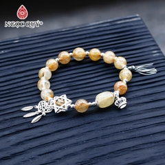 Vòng thạch anh tóc vàng phối lu thống charm bạc