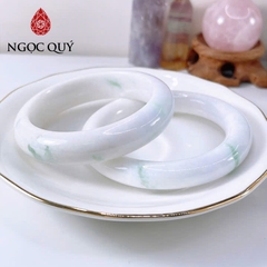 Vòng cẩm thạch A - Ngọc phỉ thúy type A bản hẹ - tròn bạch ngọc điểm bông xanh ni 53-55 mm LM148 - Ngoc Quý