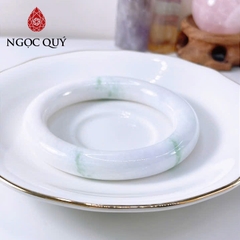 Vòng cẩm thạch A - Ngọc phỉ thúy type A bản hẹ - tròn bạch ngọc điểm bông xanh ni 53-55 mm LM148 - Ngoc Quý