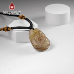 Mặt dây chuyền Bất Động Minh Vương đá thạch anh tóc vàng 25x35mm