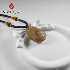 Mặt dây chuyền Bất Động Minh Vương đá thạch anh tóc vàng 25x35mm