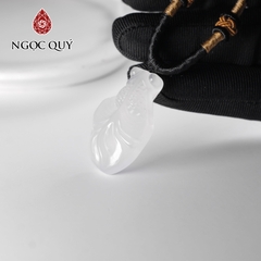 Mặt dây chuyền cá chép đá mã não trắng