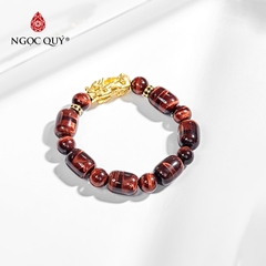 Vòng tay phong thủy đá mắt hổ nâu đỏ phối charm tỳ hưu bạc mạ vàng