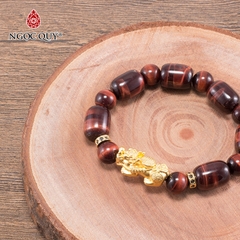 Vòng tay phong thủy đá mắt hổ nâu đỏ phối charm tỳ hưu bạc mạ vàng