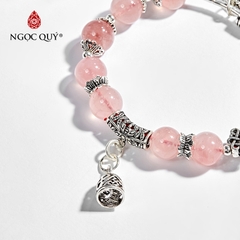 Vòng tay phong thủy đá thạch anh hồng phối charm chuông bạc hạt 8mm