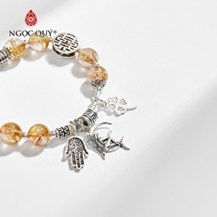 Vòng tay phong thủy đá thạch anh tóc vàng phối charm bàn tay hamsa hạt 8mm