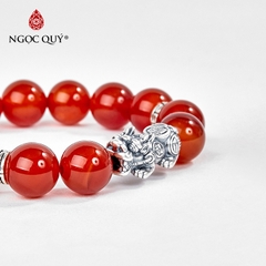 Vòng tay phong thủy đá mã não đỏ phối charm tỳ hưu bạc hạt 12mm