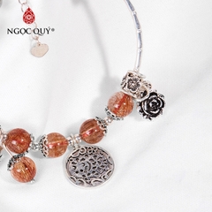 Vòng tay phong thủy đá thạch anh tóc đỏ phối charm hoa mẫu đơn hạt 8mm