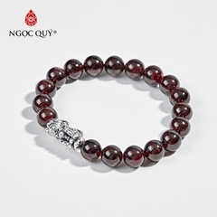 Vòng tay phong thủy đá garnet phối charm bạc hạt 9mm