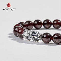 Vòng tay phong thủy đá garnet phối charm bạc hạt 9mm