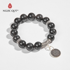Vòng tay phong thủy đá thạch anh tóc đen phối charm lục tự treo hạt 12mm