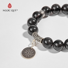 Vòng tay phong thủy đá thạch anh tóc đen phối charm lục tự treo hạt 12mm