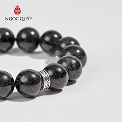 Vòng tay phong thủy đá thạch anh tóc đen phối charm lục tự treo hạt 12mm