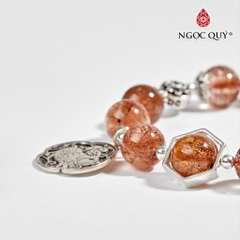 Vòng tay đá thạch anh tóc đỏ phối charm bạc cao cấp