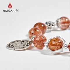 Vòng tay phong thủy đá thạch anh tóc đỏ phối charm heo hạt 10mm